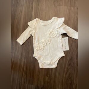 Emily and Oliver Cream Textured Love Bodysuit with Ruffled Shoulders size 3/6M